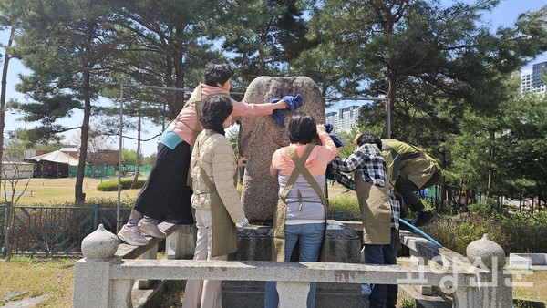 회원들이 모두 함께 밥할머니 석상에 묻어 있는 오염물질을 제거했다.