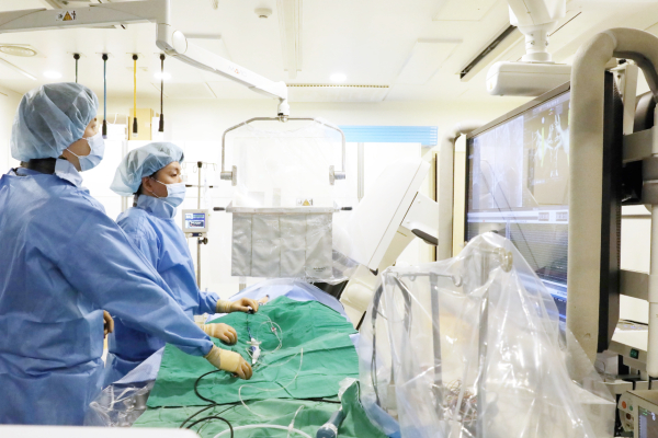 명지병원 이재혁 심장내과 교수의 펄스장절제술 시술 장면 [사진제공 = 명지병원]