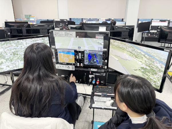 2024년 주말 항공캠프 비행시뮬레이터 실습 [사진제공 = 한국항공대학교]