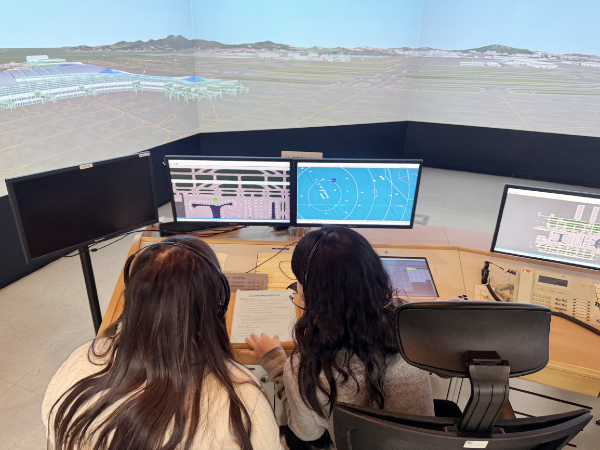 2024년 주말 항공캠프 모의 항공교통관제 실습 [사진제공 = 한국항공대학교]