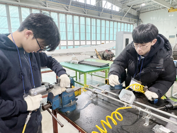 2024년 주말 항공캠프 항공정비 실습 [사진제공 = 한국항공대학교]