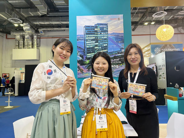 더 미팅쇼에 참가한 고양CVB 안정희 대리, 오상지 대리, 말레이시아 바이어 Jenny See가 B2B 상담 후 기념촬영을 했다. [사진제공 = 고양컨벤션뷰로]