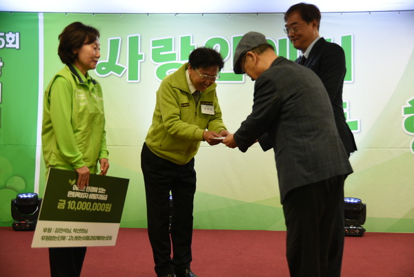 김만석 대표 부부는 결혼 42주년 기념으로 '고난받는 이들과 함께하는 모임'에 1000만원의 기부금을 전달했다. [사진제공=태건비에프]