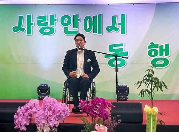 전 휠체어테니스 국가대표이자 성악가인 황영택씨가 축하공연을 하고 있다.
