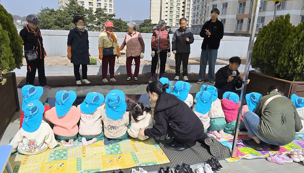 옥상 텃밭 프로그램 ‘원복이네 체험농장'이 진행되고 있다.