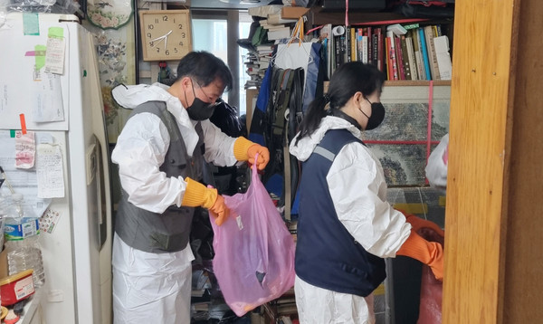 흥도동이 저장강박 가구에 주거환경개선사업을 펼쳤다. 