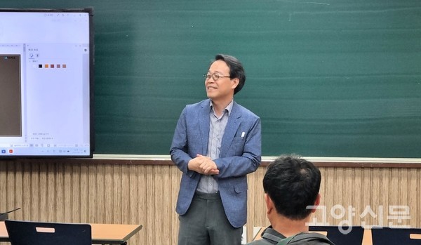 박영규 다산학교 교장. 지난 18일 일산서구 대화동에 자리한 다산학교의 박영규 교장은 '귀가쫑긋' 회원들에게 다산학교의 교육철학 등에 대해 강연했다.