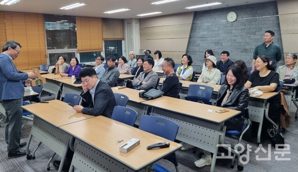 박영규 교장의 열정적인 강연이 귀가쫑긋 회원들에게 큰 관심을 모았다.  