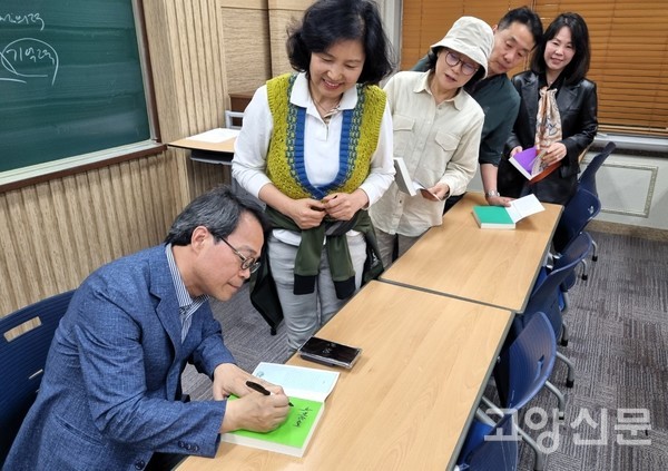박 교장은 강연에 참여한 귀가쫑긋 회원들을 추첨해서 자신의 책에 사인을 담아 선물로 주었다.