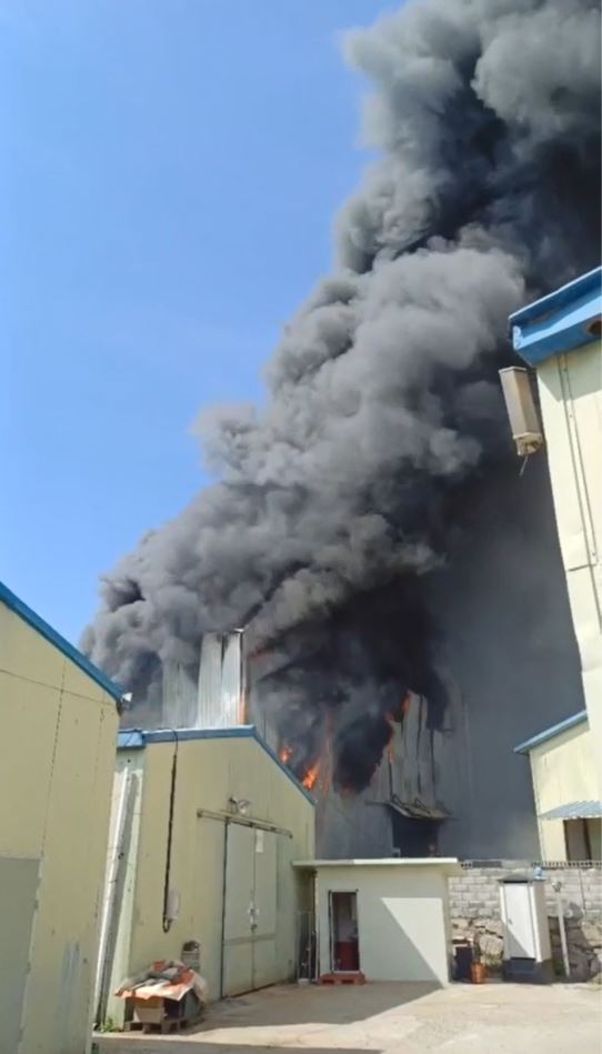 덕이동의 한 공장에서 화재가 발생해 검은 연기가 치솟고 있다.