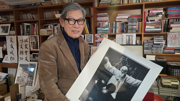 한길사의 저자였던 함석헌 선생과의 추억을 이야기하고 있는 김언호 대표.