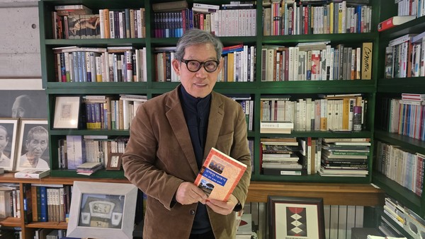 김언호 대표가 지난 14일 한길사 대표집무실에서 밀리언셀러인 『로마인 이야기』 책을 들고 있다.