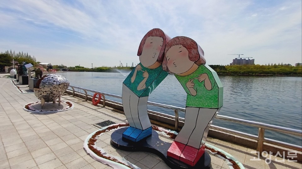 광장과 접한 호숫가에는 다양한 조형작품이 전시됐다. 