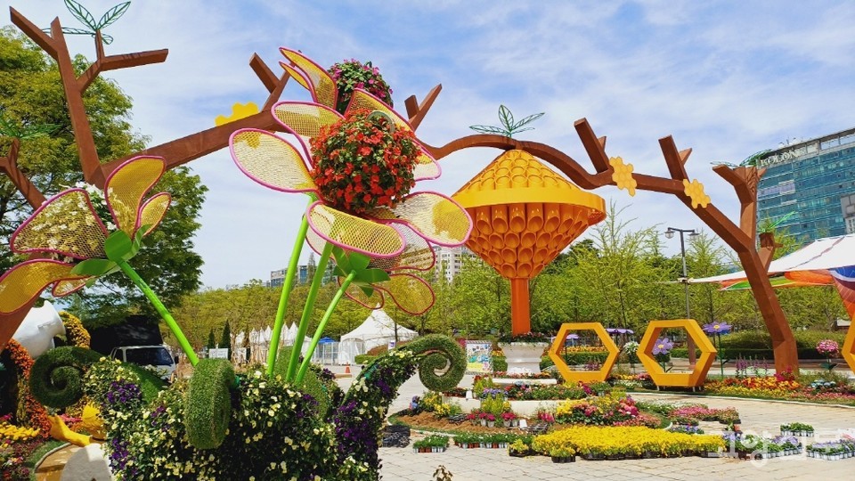 올해 행사구간으로 포함된 한울광장에 세워진 축제 조형물. 