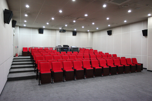 74석의 쾌적한 좌석을 갖춘 어울림영화관 내부. [사진제공=고양영상미디어센터]