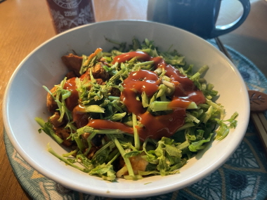 가장 손쉽게 봄내음을 즐길 수 있는 미나리밥. 미나리를 썰어 전자레인지에 2분 돌리면 끝. [사진=김수지]