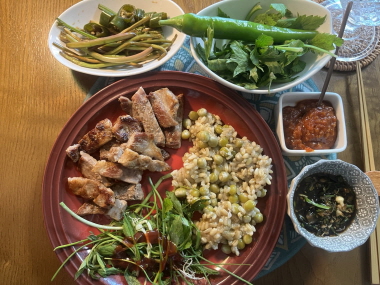 서로의 풍미를 한껏 올려주는 달래와 목심. [사진=김수지]