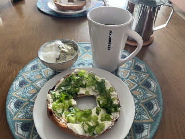 치즈를 듬뿍 바른 베이글 위에 샐러리를 송송 썰어 얹었다. [사진=김수지]