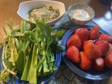 상큼한 샐러리와 딸기. [사진=김수지]