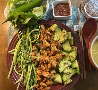 미나리와 닭고기와 애호박 구이. [사진=김수지]