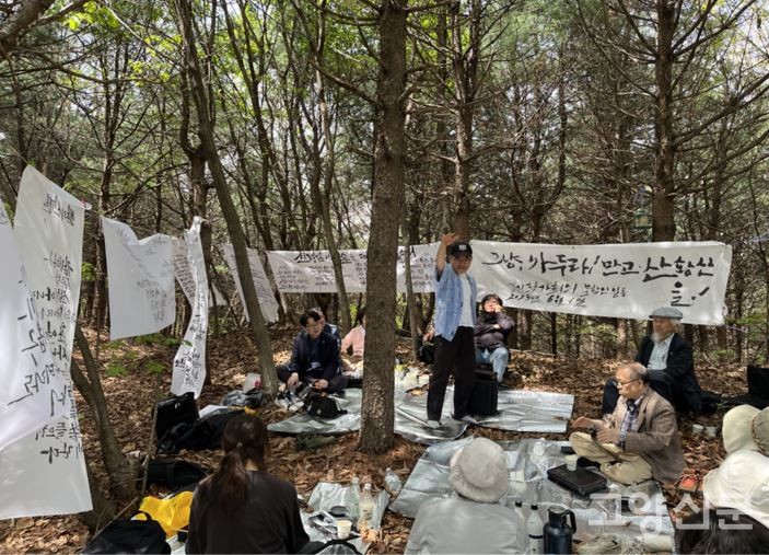 임성용 시인이 『수궁가』를 열창하는 모습.