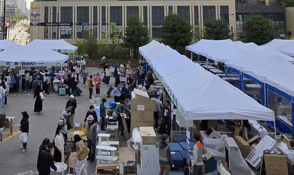  일산종합사회복지관의 지역사회 나눔 문화 확산을 위한 사랑나눔바자회.