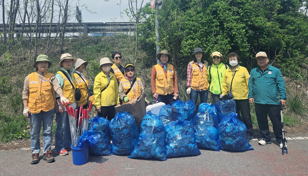  행주동이 적십자봉사회와 (구)행주대교 말단 부근에서 무단투기 쓰레기 집중 수거 활동을 했다.