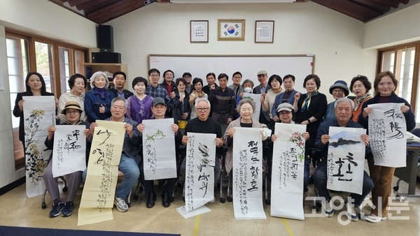 그림 연습을 할 채본을 받아든 봉암서예원 회원들이 단체사진을 찍었다.