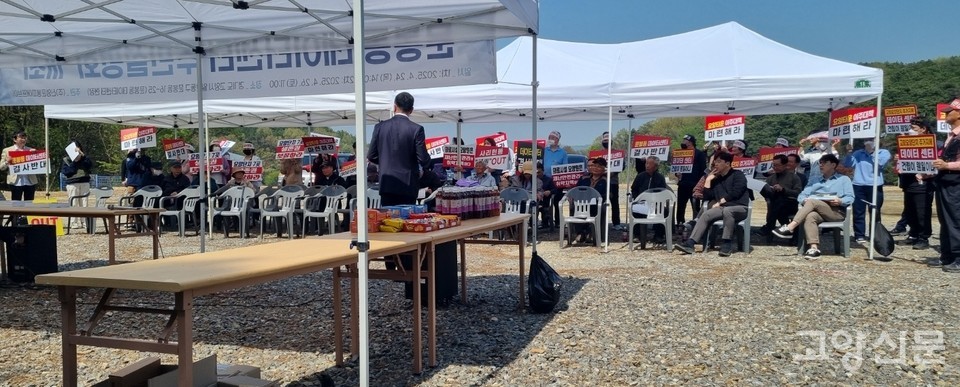 이날 주민설명회 일부 참석 주민은 자리에 앉아 기다린 반면 데이터센터 건립에 반대하는 주민들은 의자 뒤에 서서 피켓을 들고 강렬하게 반대 의사를 나타냈다. 