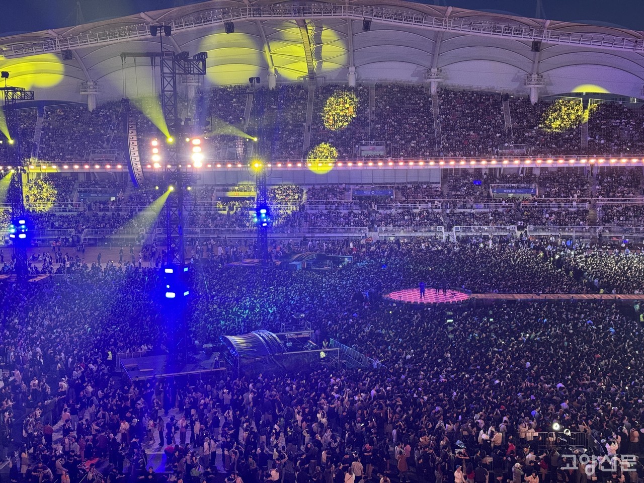 콜드플레이 공연 이튿날인 지난 18일 고양종합운동장 스탠딩석 및 관객석이 가득 찼다.