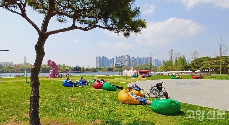 평일 오후의 한가한 일정을 즐기는 관람객들. 