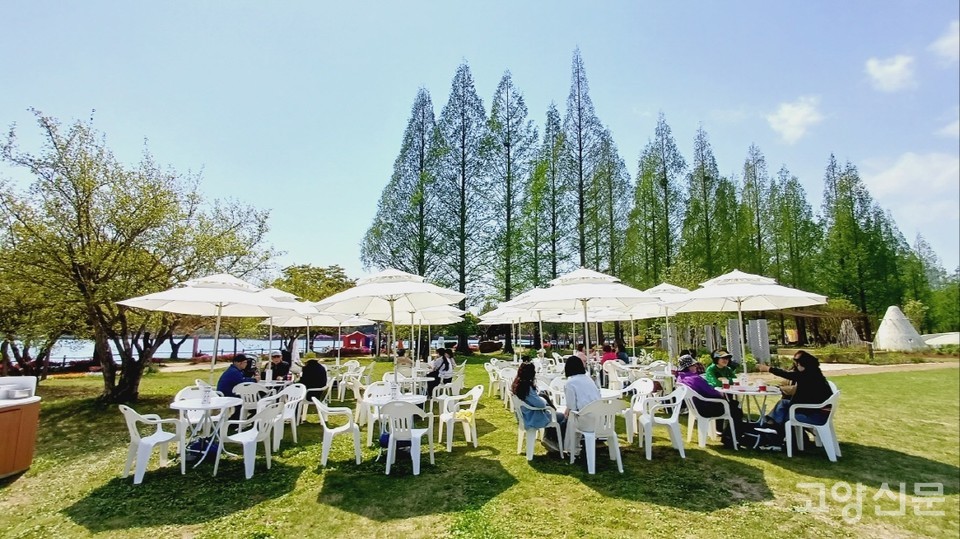 간단한 음식과 음료를 먹으며 쉴 수 있는 카페테리아.