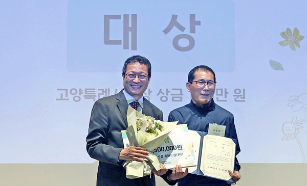 시 부문에 응모한 성호진씨(오른쪽)가 대상을 수상했다.
