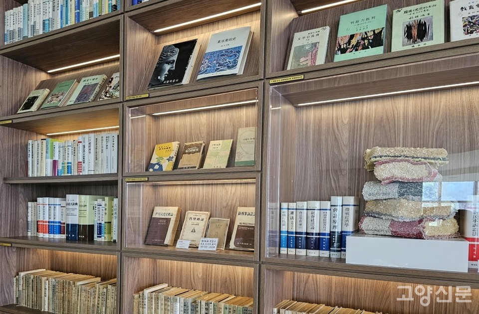 3갤러리 2층에 마련된 박영사 기념서가.