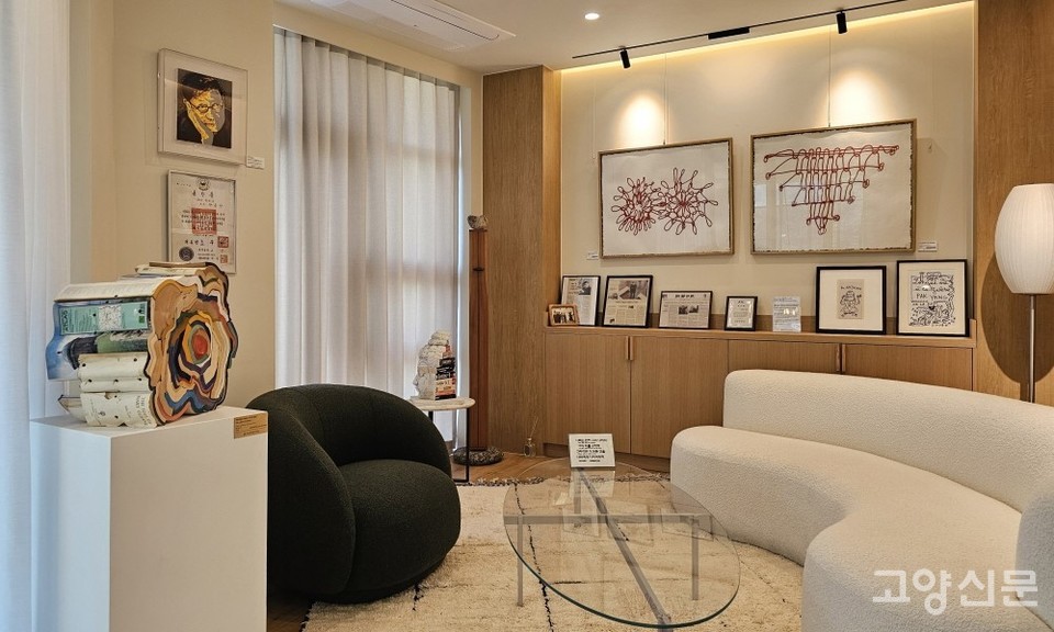 3갤러리 2층에 있는 안종만 현 회장 기념관.