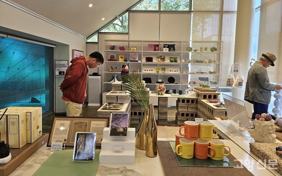 갤러리 초입에 새롭게 오픈한 아트숍.