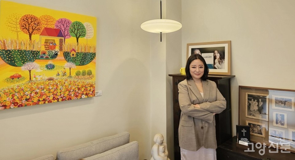 갤러리박영에 새로 개관한 3갤러리 1층 두레방에 선 안수연 대표.