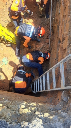 지난 26일 풍동 백마로 오수관 공사 중 매몰사고가 발생한 현장(사진제공= 일산소방서)