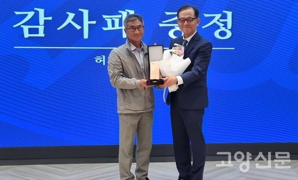 허희영 항공대학교 총장(오른쪽)은 이날 TF 위원들에게 위촉장과 감사패를 건넸다.