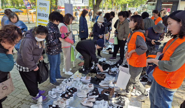 문촌9복지관 바자회에서 지역주민들이 장터를 둘러보고 있다.