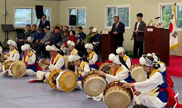 고봉동 경로잔치에서 축하공연이 펼쳐졌다.