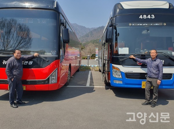 이종대 전무(오른쪽)와 허정길 이사가 운행하는 버스 앞에서 기념사진을 찍었다.