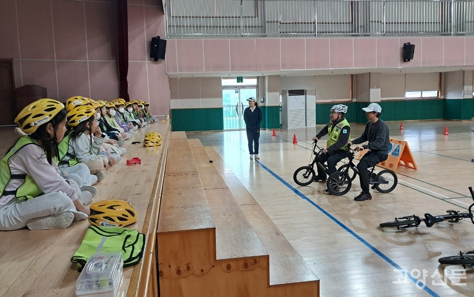 고양시 전역 학교를 직접 찾아가 진행하는 안전교육. [사진제공=고양자전거학교]