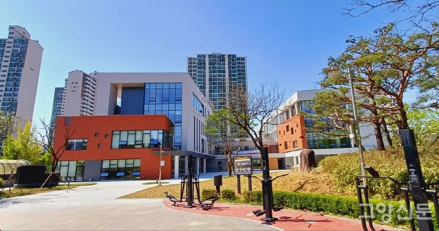 오른쪽 건물이 보건소가 들어선 본관이고, 왼쪽은 보건 관련 센터들이 입주한 별관이다.