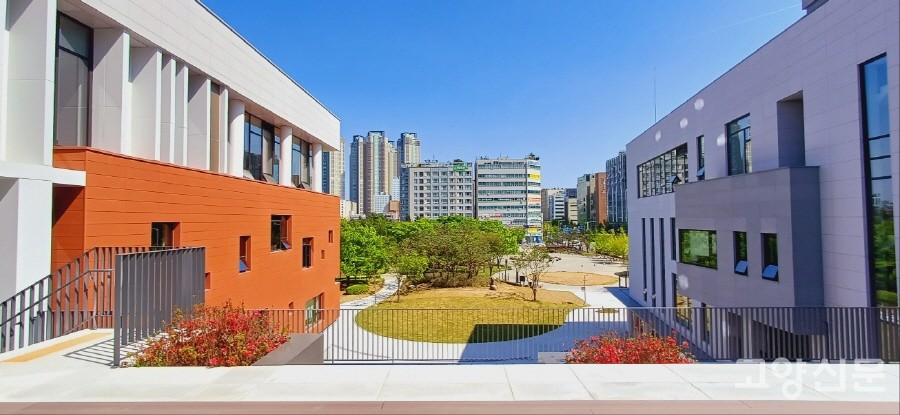 3층 통로 쉼터에서는 안산공원 풍경이 시원하게 조망된다. 