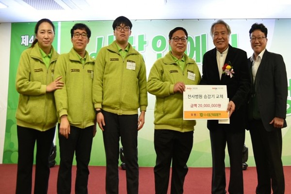 태건비에프 직원들이 다일공동체 천사병원에 후원금을 전달하고 있다. [사진제공=태건비에프]