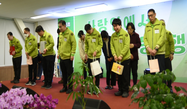 기부금 전달식에 앞서 직원들에게 가족들이 선물을 전달하고 격려하는 자리도 마련됐다. [사진제공=태건비에프]