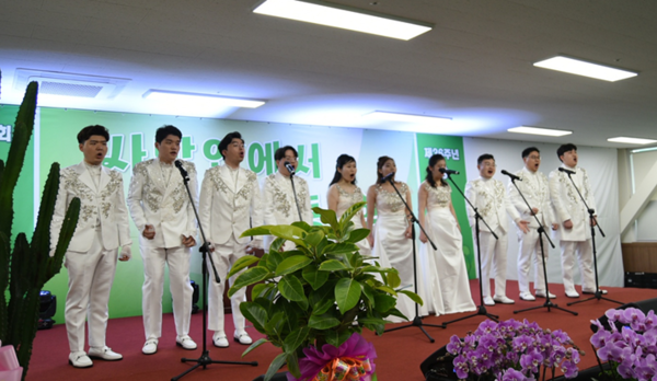 국내 첫 발달장애인 앙상블인 '미라클보이스앙상블' 축하공연. 참석자들의 박수갈채를 받았다. [사진제공=태건비에프]