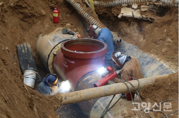 2018년 백석동 땅꺼짐 원인이었던 파열된 온수관 교체작업.