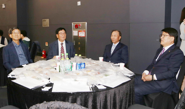 (오른쪽 부터) 심은보 송포농협 조합장, 이한철 원로청년회장, 윤근환 부회장, 이재영 전 조합장이 정기총회에서 한 테이블에 앉아 이야기를 나누고 있다.